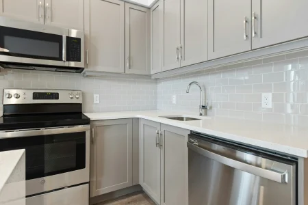white-cabinet-kitchen-marble-counter-knoxville.webp Knoxville kitchen remodel with white cabinets and marble countertops