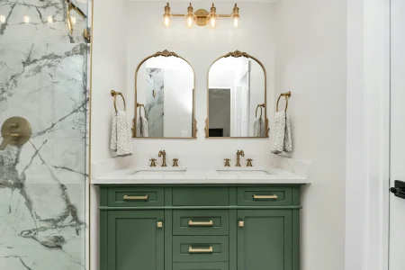 traditional-vanity-double-mirror-bathroom-knoxville.webp Traditional bathroom in Knoxville with double mirror vanity, marble counter, and brushed nickel hardware